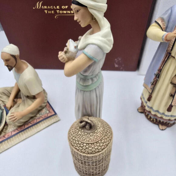 Lenox Miracle in Bethlehem The Townspeople Set of 3 With Box‎ - Picture 8 of 15